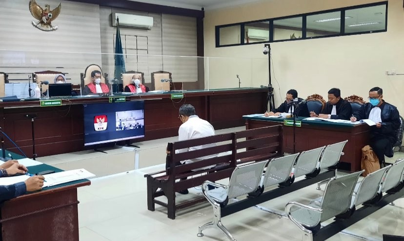 Mantan Wakil Ketua DPRD Jatim, Sahat Tua P Simandjuntak, saat sidang perdana di Pengadilan Tindak Pidana Korupsi (Tipikor) Surabaya, Selasa 23 Mei 2023. (Foto: Andhi Dwi/Ngopibareng.id)