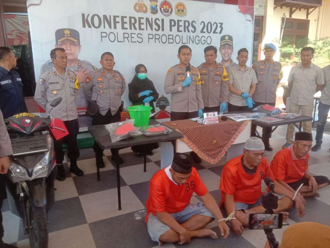 Tiga tersangka pembakar mobil Syaiful Bahri, Ketua LSM di Kabupaten Probolinggo ditangkap jajaran Polres Probolinggo. (Foto: Ikhsan Mahmudi/Ngopibareng.id)