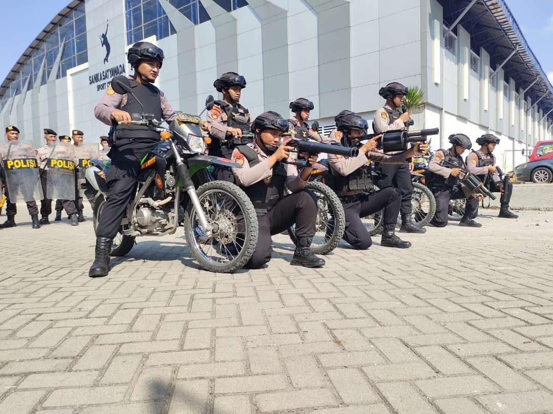 Tim kendaraan bermotor dari Satuan Samapta Polres Bojonegoro menggelar program rutin pelatihan peningkatan kemampuan pengendalian massa (Dalmas) di halaman kantor Sat Samapta Polres Bojonegoro, Rabu 24 Mei 2023.(Foto: dok. Polres Bojonegoro)