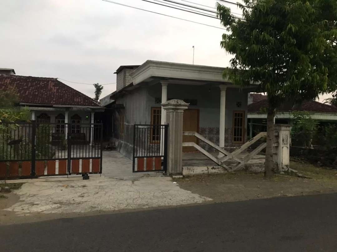 Rumah milik inisial S dan YR terduga terorisme yang tertangkap di Surabaya dan Malang Selasa Petang 23 Mei 2023 digeledah tim Densus 88 tadi siang pukul 13.00WIB sampai 14.00WIB di dusun Pandanarum Rt 05 Rw 01 desa Pandanarum kecamatan Sutojayan kabupaten Blitar, jelas Jito kepada wartawan Rabu 24 Mei 2023. (Foto: Choirul Anam/Ngopibareng.id)