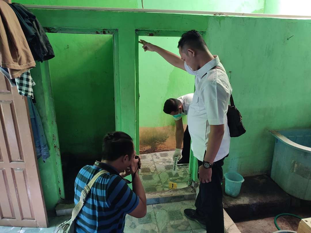 Petugas identifikasi Polres Kediri datang ke lokasi melakukan olah tempat kejadian perkara. (Foto: Istimewa)