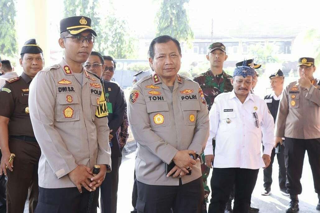 Kapolda Jatim Irjen Pol Toni Hermanto didampingi Kapolres AKBP Dwi Sumrahadi dan Bupati Karna Suswandi saat kunker ke Polres Situbondo, Rabu 24 Mei 2023.(Foto:Guido/Ngopibareng.id)