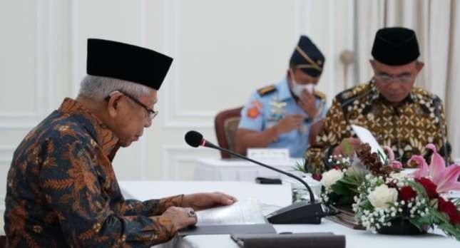 Wapres Ma'ruf Amin memimpin rapat pleno tentang Percepatan Penghapusan Kemiskinan Ekstrem (PPKE) di Istana Wapres, ( foto: Setwapres)