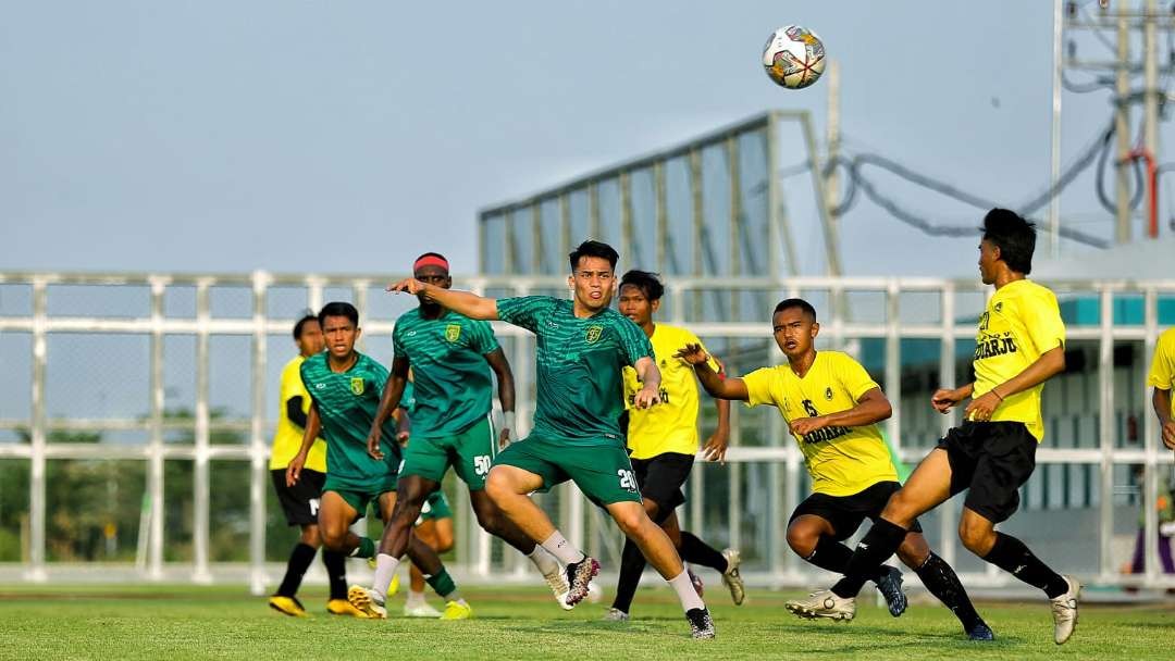 Pemain-pemain Persebaya (hijau) saat melakukan laga persahabatan melawan Tim Porprov Sidoarjo di Lapangan ABC Komplek Stadion Gelora Bung Tomo, Surabaya, Rabu 24 Mei 2023. (Foto: Fariz Yarbo/Ngopibareng.id)