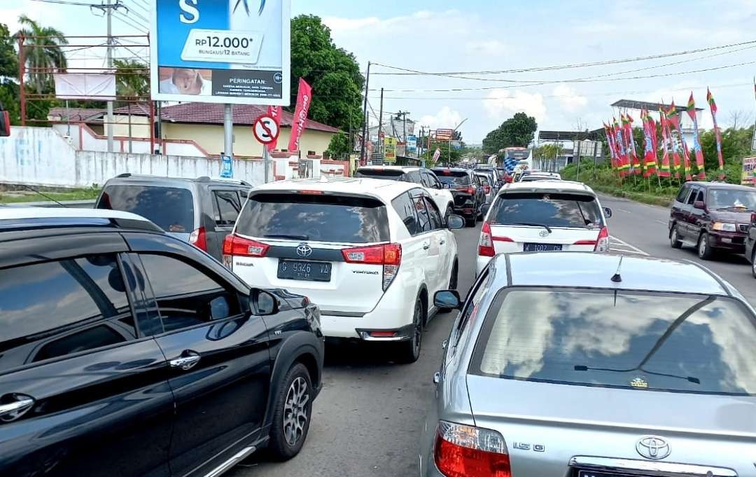 Ruas Jalan Raya Leces, Kabupaten Probolinggo ini termasuk bagian jalan Probolinggo – Lumajang yang akan diperlebar. (Foto: Ikhsan Mahmudi/Ngopibareng.id)