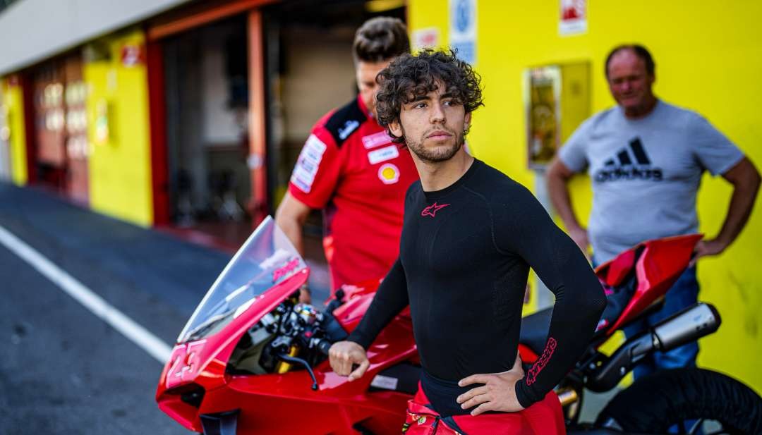 Enea Bastianini menjalani tes dengan kendaraan Superbike Ducati di Sirkuit Mugello pada Selasa 23 Mei 2023 waktu setempat. (Foto: Twitter/@Bestia23)