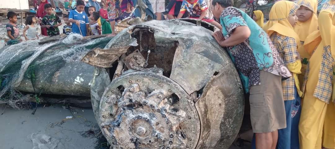 Bangkai pesawat terbang yang ditemukan nelayan Desa Waru, Kecamatan Paciran, Lamongan (Foto: Istimewa)