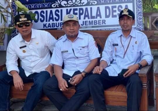 Sekretaris AKD Jember Sunardi Hadi (kanan) bersama pengurus AKD, saat takziah ke rumah duka Kades Ambulu, Kecamatan Ambulu, Jember, Mulyono. (Foto: Istimewa)