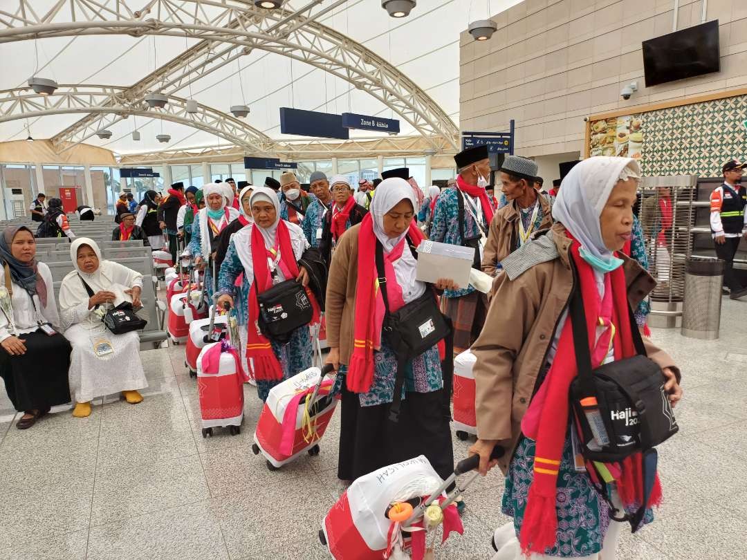 Rombongan jemaah haji asal embarkasi SOC 03 berada di Paviliun 05 Bandara AMAA Madinah. (Foto: Istimewa)