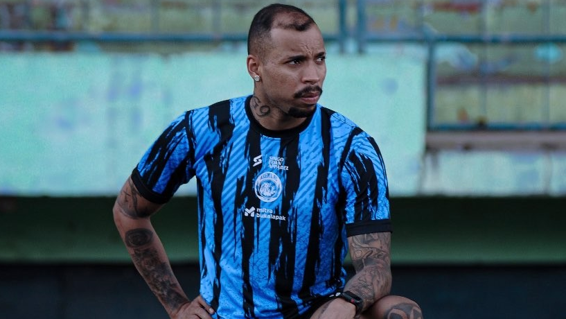 Pemain asing Arema FC, Gustavo Almeida mengikuti sesi latihan di Stadion Gajayana, Kota Malang, Jawa Timur. (Foto: Twitter @Aremafcofficial)