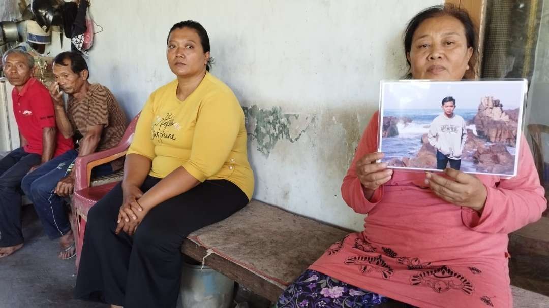 Sumini  bersama Siti Aminah dan keluarga menceritakan asal mula anaknya berangkat jadi PMI (foto: Muh Hujaini/Ngopibareng.id)