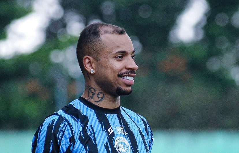 Striker Asing Arema FC, Gustavo Almeida mengikuti sesi latihan di Stadion Gajayana, Malang, Jawa Timur, Rabu 24 Mei 2023. (Foto: Twitter @Aremafcofficial)