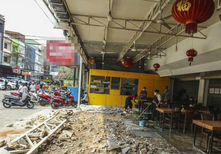 Kondisi salah satu restoran di Pluit, Jakarta Utara yang mengalami pembongkaran karena memakan badan jalan. (Foto: Twitter)