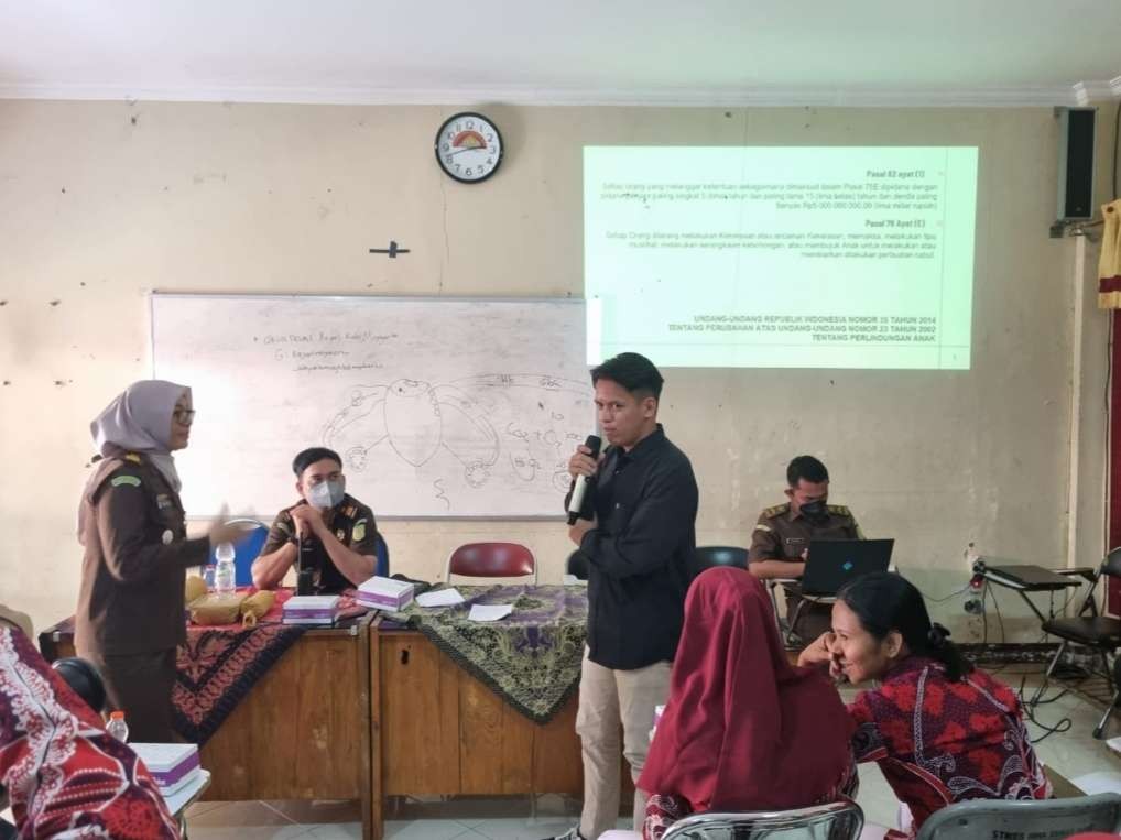 Jaksa Kejari Kabupaten Mojokerto memberikan materi di Universitas Bina Sehat PPNI Kabupaten Mojokerto.(Foto Dokumen Kejari Mojokerto)