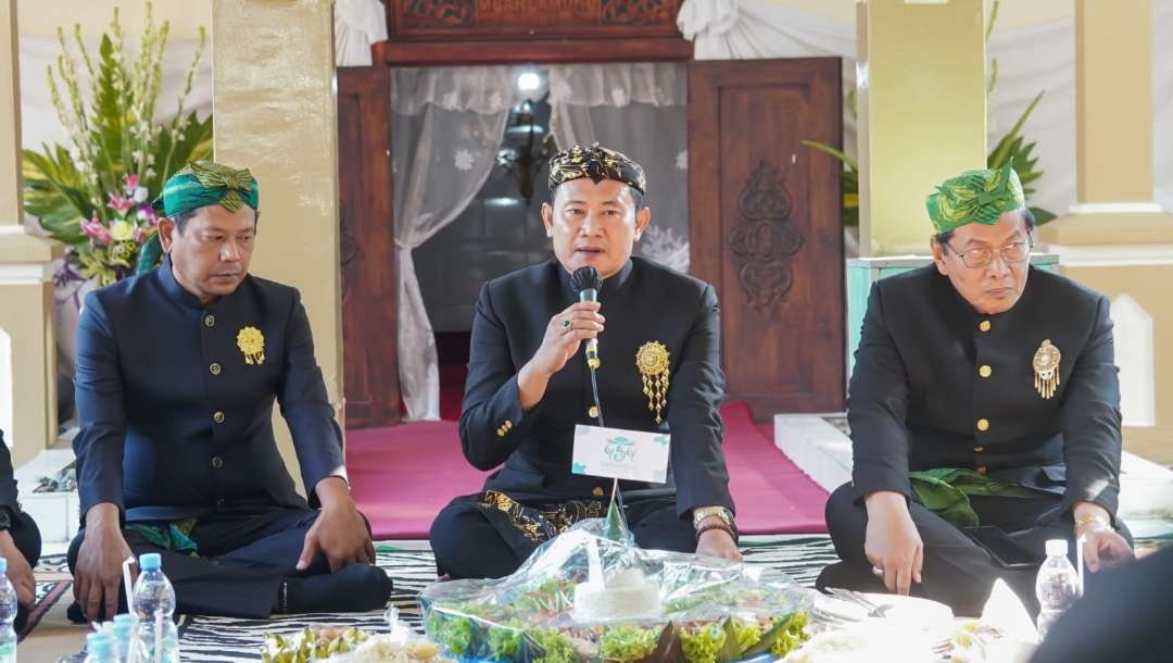 Bupati Lamongan Yuhronur Efendi dan Ketua DPRD Abdul Ghofur (kiri) dan Wabup Abdul Rouf (kanan) di makam Mbah Lamong (Foto: Istimewa)