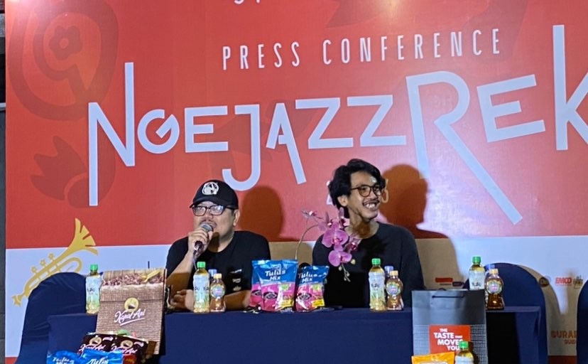 Artist Director NgejazzRek, Nizar Mohamad (kanan) bersama pengisi acara jazz di  di Ciputra World Surabaya. (Foto: Andhi Dwi/Ngopibareng.id)