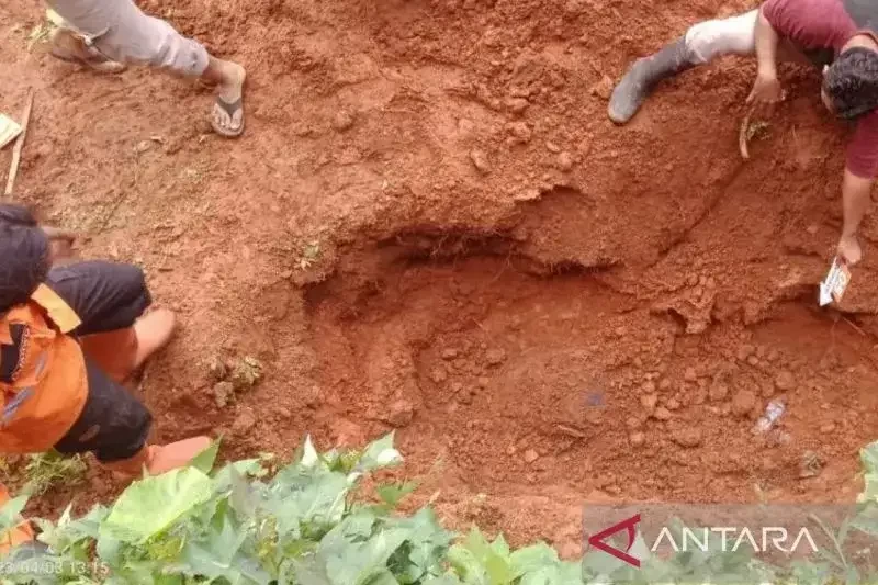 Efakuasi jenazah korban dukun pengganda uang Mbah Slamet Tohari Banjarnegara. (Foto: Antara)