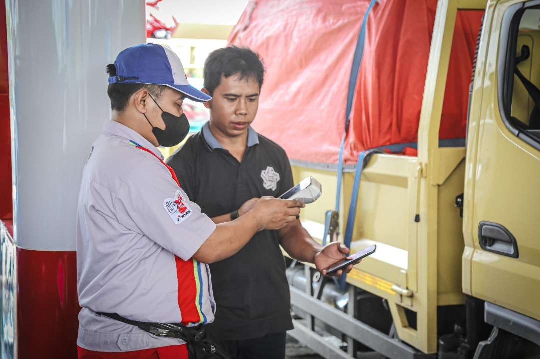 Pelayanan pembelian solar bersubsidi di salah satu SPBU. (Foto: dok. Pertamina)