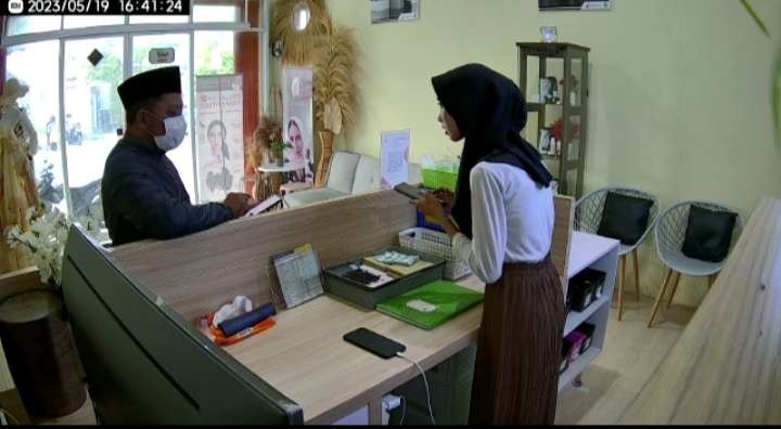 Aksi tindak pidana penipuan muslihat di klinik Skincare Tuban terekam kamera CCTV (dok. Tangkapan layar)