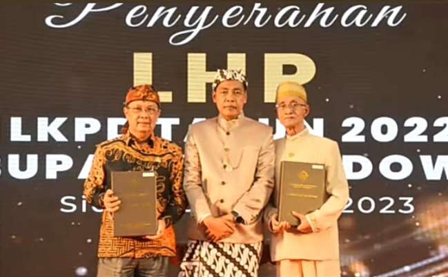 Ketua DPRD Bondowoso, Ahmad Dhafir dan Bupati Bondowoso, Salwa Arifin bersama Kepala Perwakilan BPK RI Jatim, Karyadi di Sidoarjo. (Foto: Tangkapan layar Ngopibareng.id)