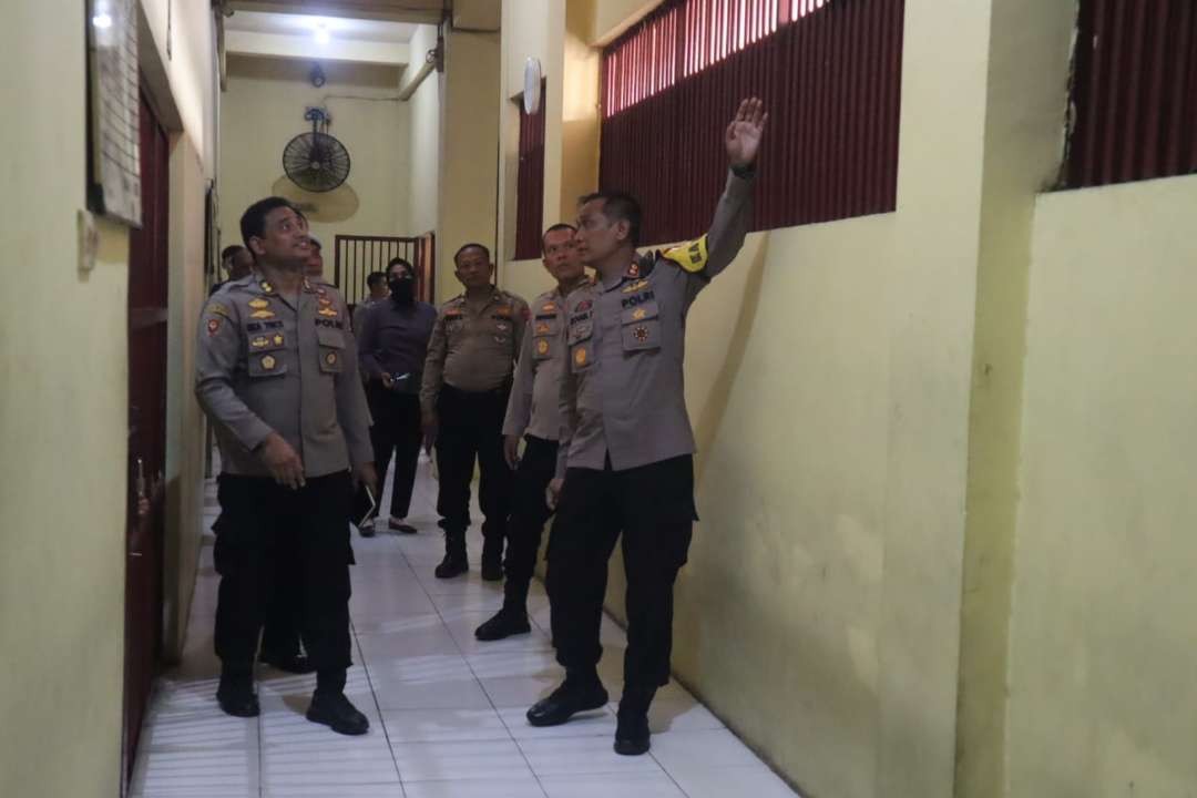 Direktur Tahti, AKBP Eka Yekti Hananto, didampingi Kapolres Bojonegoro, AKBP Rogib Triyanto, SIK, Wakapolres, Kompol David Manurung, SE,SIK, MH, Kasat Tahti dan Kasi Propam Polres Bojonegoro saat mengecek ruang tahanan Polres Bojonegoro, Kamis 25 Mei 2023, sore.(Foto: dok. Polres Bojonegoro)