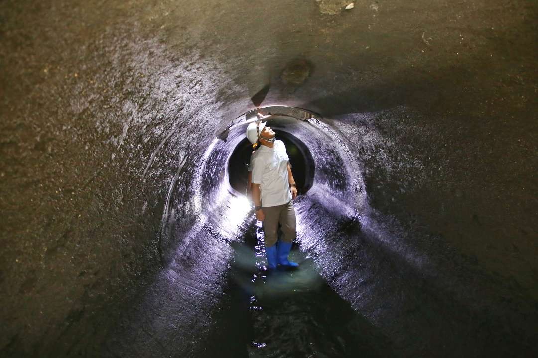 Walikota Surabaya, Eri Cahyadi sidak gorong-gorong di kawasan Kenari. (Foto: Humas Pemkot Surabaya)