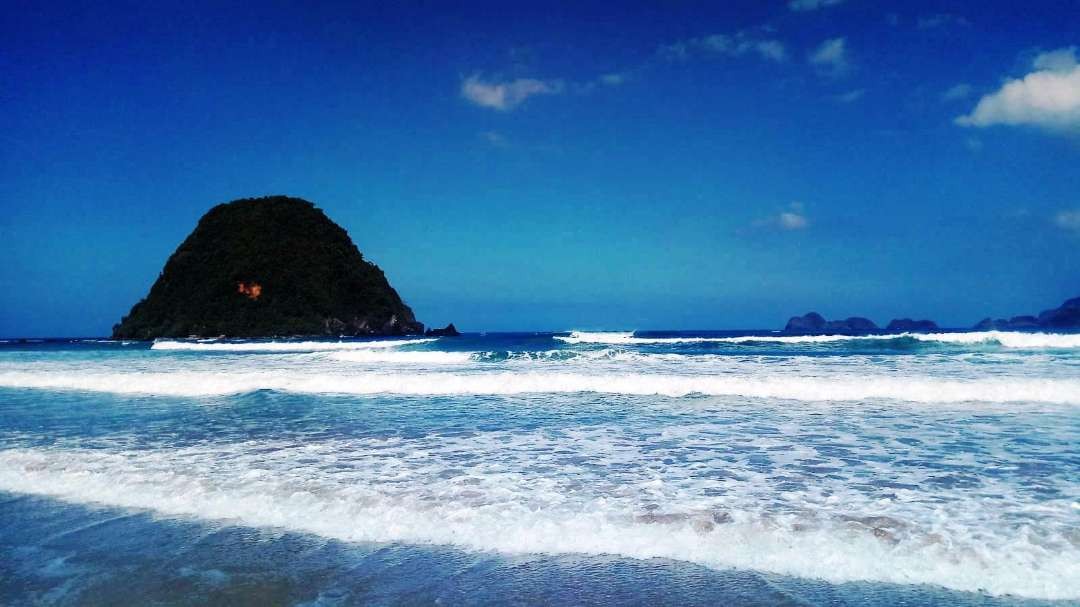 Pulau Merah, Banyuwangi, salah satu goelogical site yang ada di kawasan Ijen Geopark. (Foto: Muh Hujaini/Ngopibareng.id)