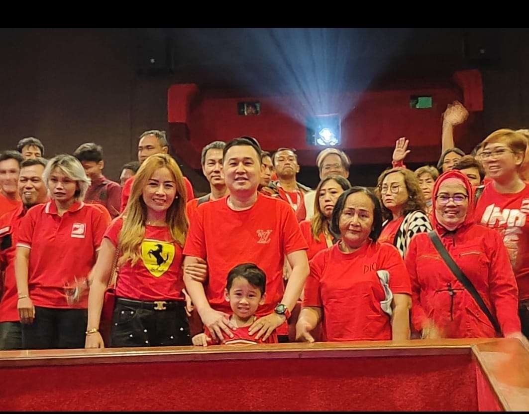 Ketua DPD PSI Kota Kediri, Ronny Siswanto menjalin keakraban dengan memboyong para kader, caleg, Ketua RT, dan Karang Taruna (katar) nonton bareng (nobar) film Fast X. (Foto: Fendi Lesmana/Ngopibareng.id)