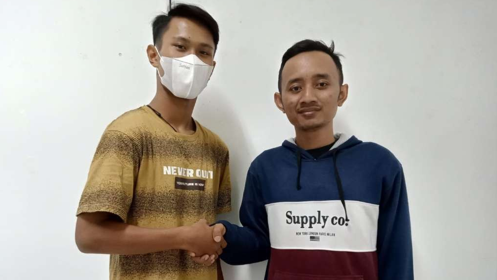 Peserta UTBK Unesa, Ozzy Bulte (kiri) menyampaikan terima kasih ke Fino, petugas IT yang meminjamkan baju saat ujian. (Foto: Istimewa)