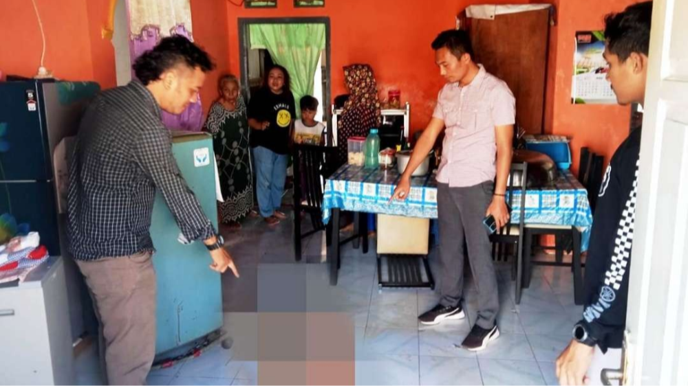 Petugas Polsek Srono melakukan olah TKP di rumah korban. (Foto: Istimewa)