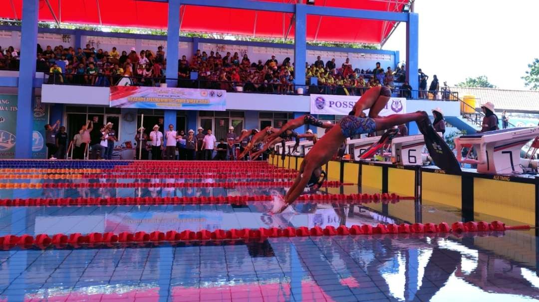 Para atlet saat berlomba pada Kejurda Fin Swimming Jatim 2023 di Kolam Renang Dispora Jatim, Surabaya, Jumat 26 Mei 2023. (Foto: Fariz Yarbo/Ngopibareng.id)