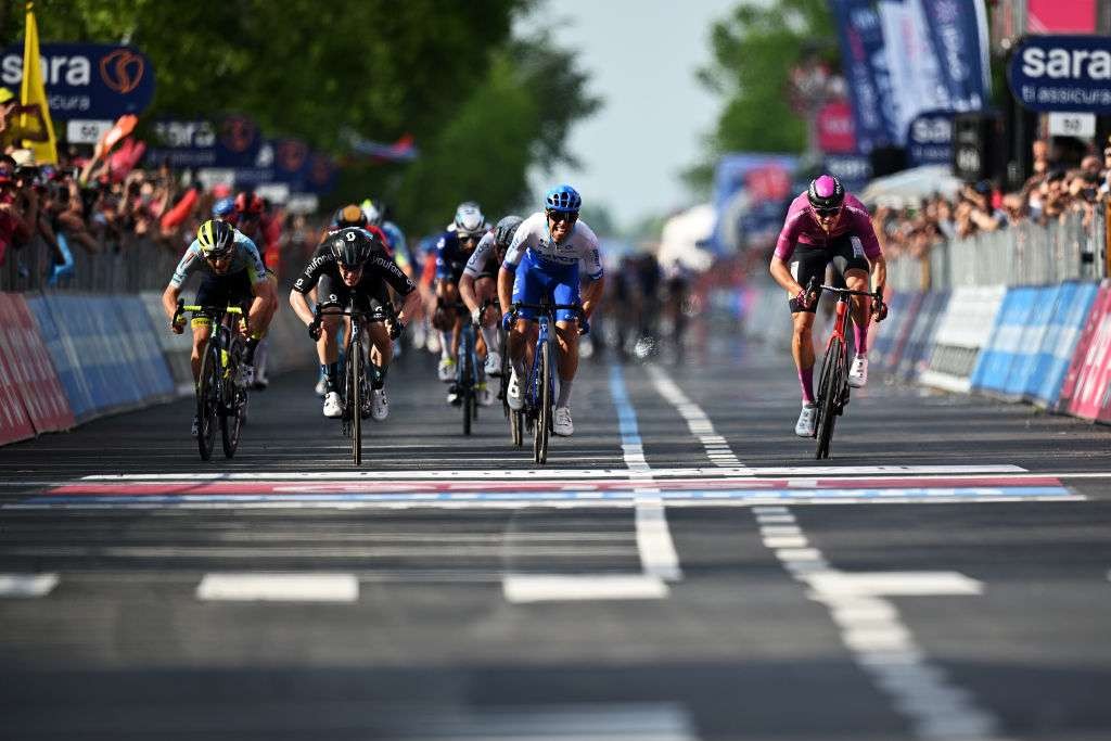 Alberto Dainese (Team DSM), Jonathan Milan (Bahrain Victorious) dan Michael Matthews (Jayco-Alula) adu sprint yang berakhir tanpa selebrasi di Giro d'Italia. (Foto: Istimewa) etape 17