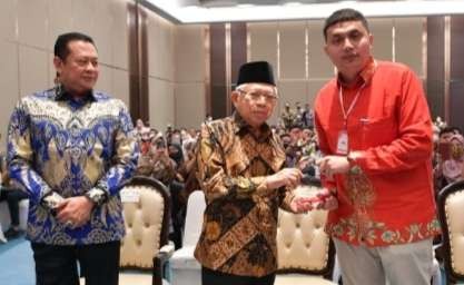 Wapres Ma'ruf Amin menyoroti minimnya penduduk Indonesia berpendidikan S1, baru lima persen. (Foto: Setwapres)