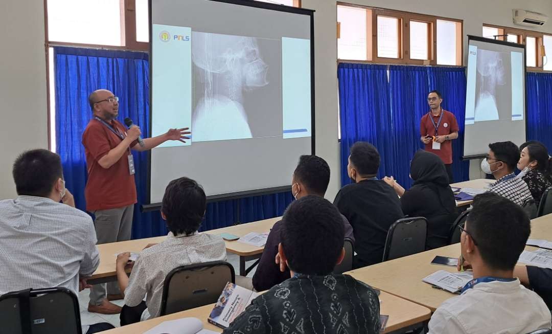 pelatihan Primary Neuroemergency and Neurosurgical Life Support (PNNLS) oleh dokter spesialis bedah di Indonesia untuk dokter umum dan dokter jaga IGD. (Foto: Pita Sari/Ngopibareng.id)