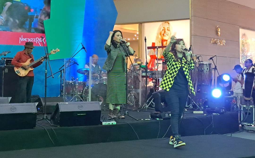 Penampilan ACIDity Band dalam Festival musik NgejazzRek, Sabtu, 27 Mei 2023. (Foto: Pita Sari/Ngopibareng.id)