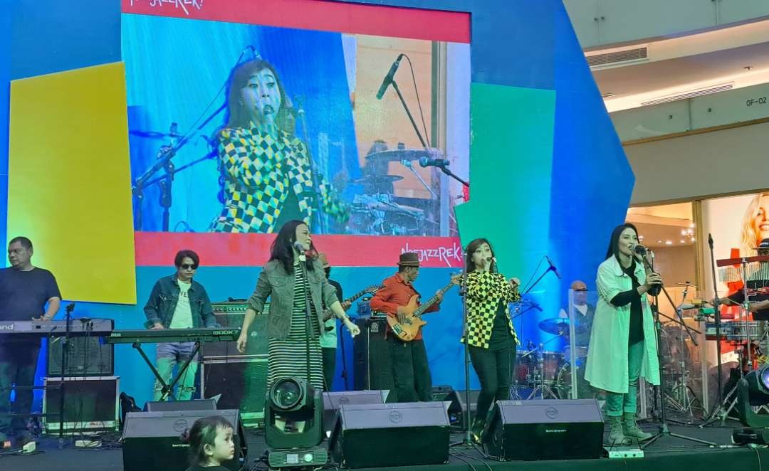 Penampilan ACIDity Band di NgejazzRek Surabaya, Sabtu, 27 Mei 2023. (Foto: Pita Sari/Ngopibareng.id)