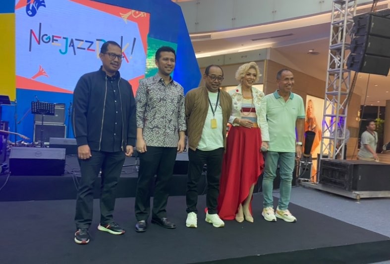 CEO Ngopibareng.id, sekaligus NgejazzRekk, Arif Afandi (tengah) berfoto di panggung konser (Foto: Andhi Dwi/Ngopibareng.id)