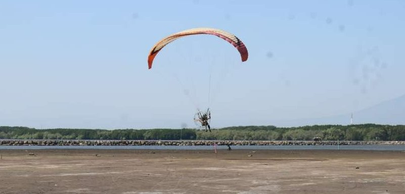 Salah satu atlet paramotor Jatim saat berlatih di Pantai Mayangan, Probolinggo, Sabtu 27 Mei 2023. (Foto: Istimewa)