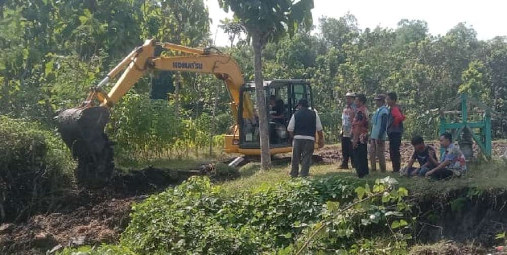 Penanganan longsor di Dukuh Ngembak, Desa Gabusan, Kecamatan Jati (Foto: Ahmad Sampurno/Ngopibareng.id)