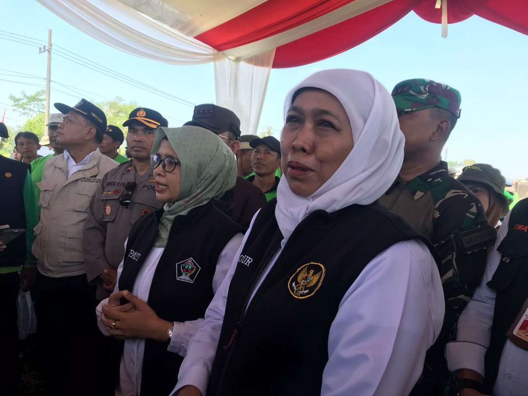 Gubernur Jawa Timur Khofifah Indar Parawansa bersama Bupati Blitar Rini Syarifah memberikan keterangan kepada wartawan setelah melakukan panen raya padi organik dengan menggunakan biosaka di Desa Soso Kecamatan Gandusari Kabupaten Blitar, Sabtu 27 Mei 2023. (Foto: Choirul Anam/Ngopibareng.id)