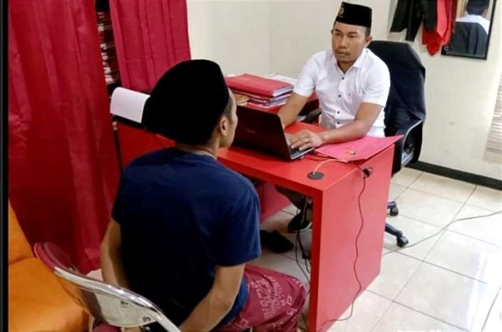 Pria pengangguran menghamili siswi SMP tetangga sendiri hingga mengandung 8 bulan ditahan di Polres Bondowoso. (foto: guido/ngopibareng.id)