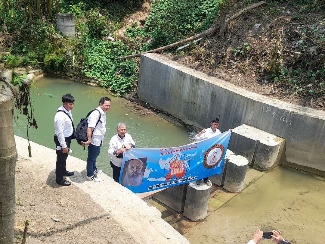 Kegiatan umat Kristiani beberapa waktu lalu di Sungai Pasar Sore, Desa Temengeng, Kecamatan Sambong (Foto: Ahmad Sampurno/ Ngopibareng.id)