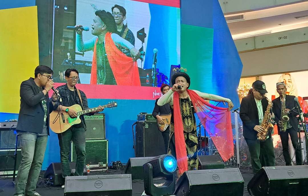 Penampilan kolaborasi Fusion Jazz Community dan kidungan jula-juli, Meimura di atas panggung NgejazzRek Surabaya. (Foto: Pita Sari/Ngopibareng.id)