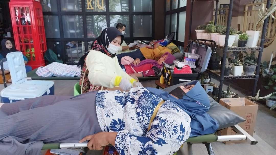 Petugas PMI melayani warga yang melakukan donor darah (foto:Muh Hujaini/Ngopibareng.id)