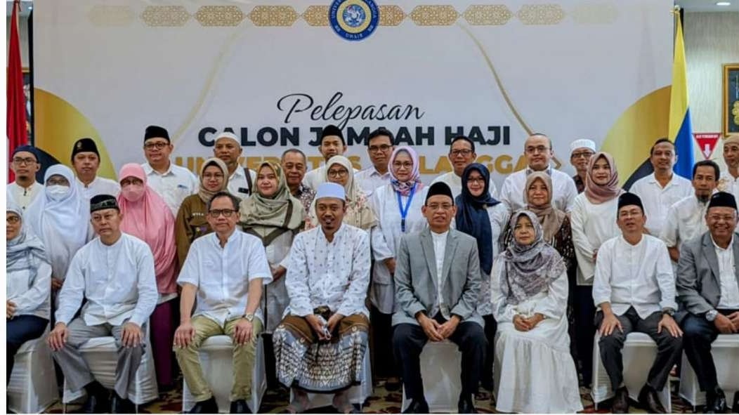 Ust Maruf Khozin usai memberi pesan-pesan khsusu jemaah haji dari Unair Surabaya. (Foto: maruf khozin)