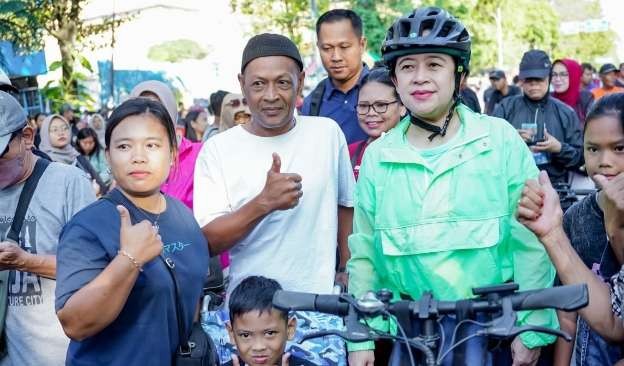 Puan Maharani berkeliling dengan bersepeda di CFD Solo. (Foto: Media Puan)