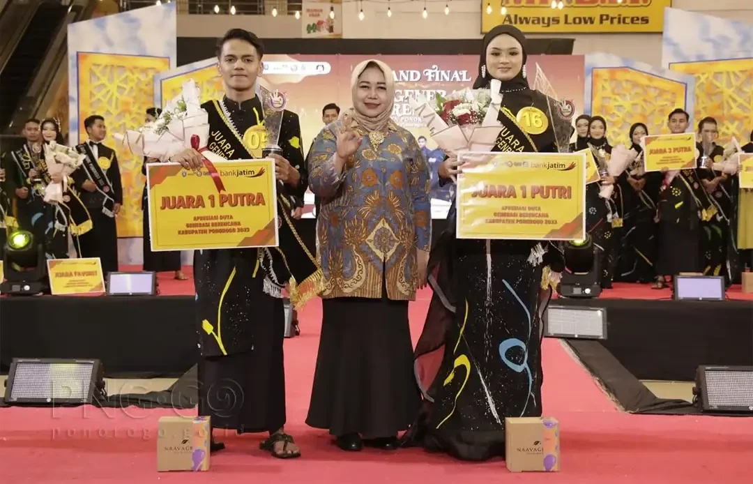 Duta Generasi Berencana (GenRe) Ponorogo 2023 Rahfil Anjami dan Yuefa Malika Alfa Shafira bersama Wakil Bupati Ponorogo Lisdyarita pada malam grand final yang dihelat di Ponorogo City Canter (PCC), Jum’at 26 Mei 2023. (Foto: dok. Kominfo)