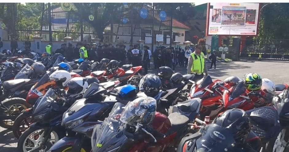 Polisi saat melakukan razia motor knalpot brong di Double Way Unej (Foto: Dok Satlantas Polres Jember)