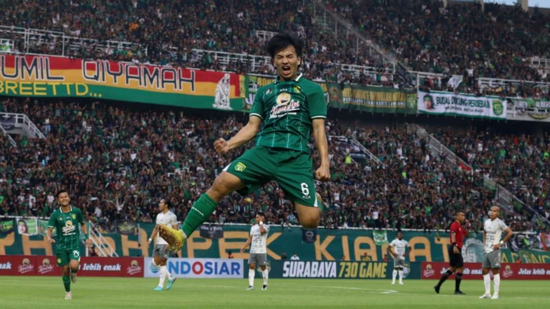 Pemain Persebaya, M Iqbal melakukan selebrasi usai menjebol gawang Bali United di Stadion Gelora Bung Tomo, Surabaya, Minggu 28 Mei 2023. (Foto: Fariz Yarbo/Ngopibareng.id)