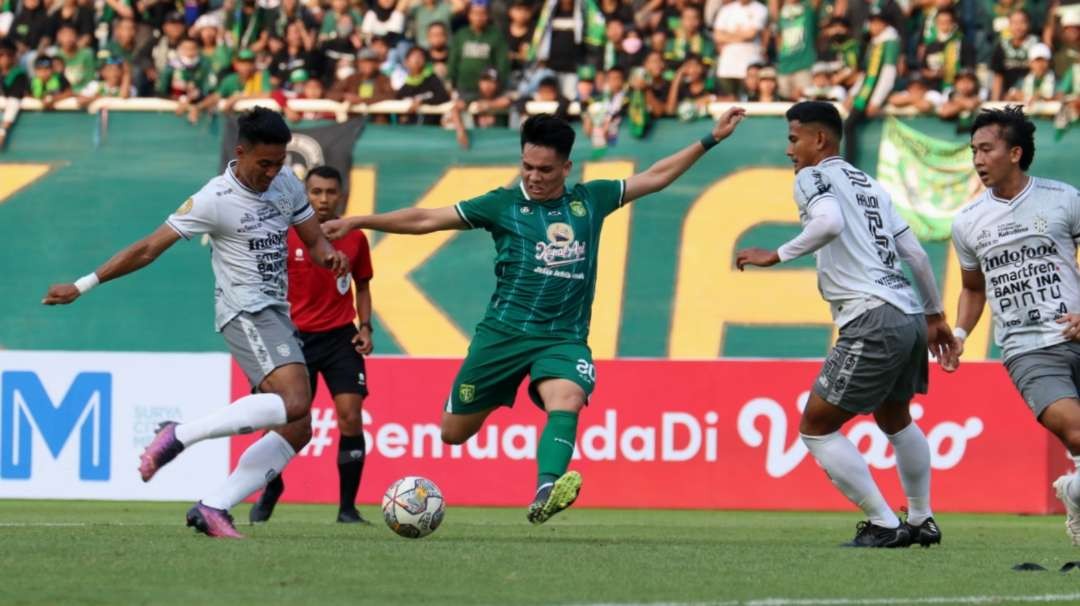 Pemain baru Persebaya, Wildan Ramdhani (hijau) saat melawan Bali United di Stadion Gelora Bung Tomo, Surabaya, Minggu 28 Mei 2023. (Foto: Fariz Yarbo/Ngopibareng.id)